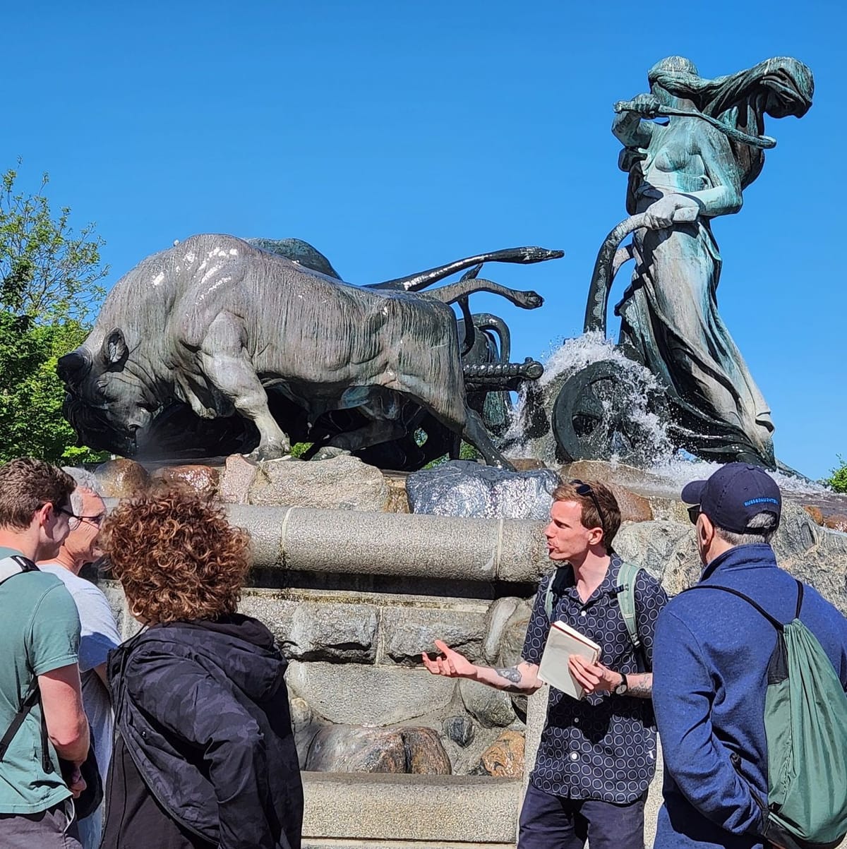 Lokal guide fortæller en lille gruppe om Gefionspringvandet i København