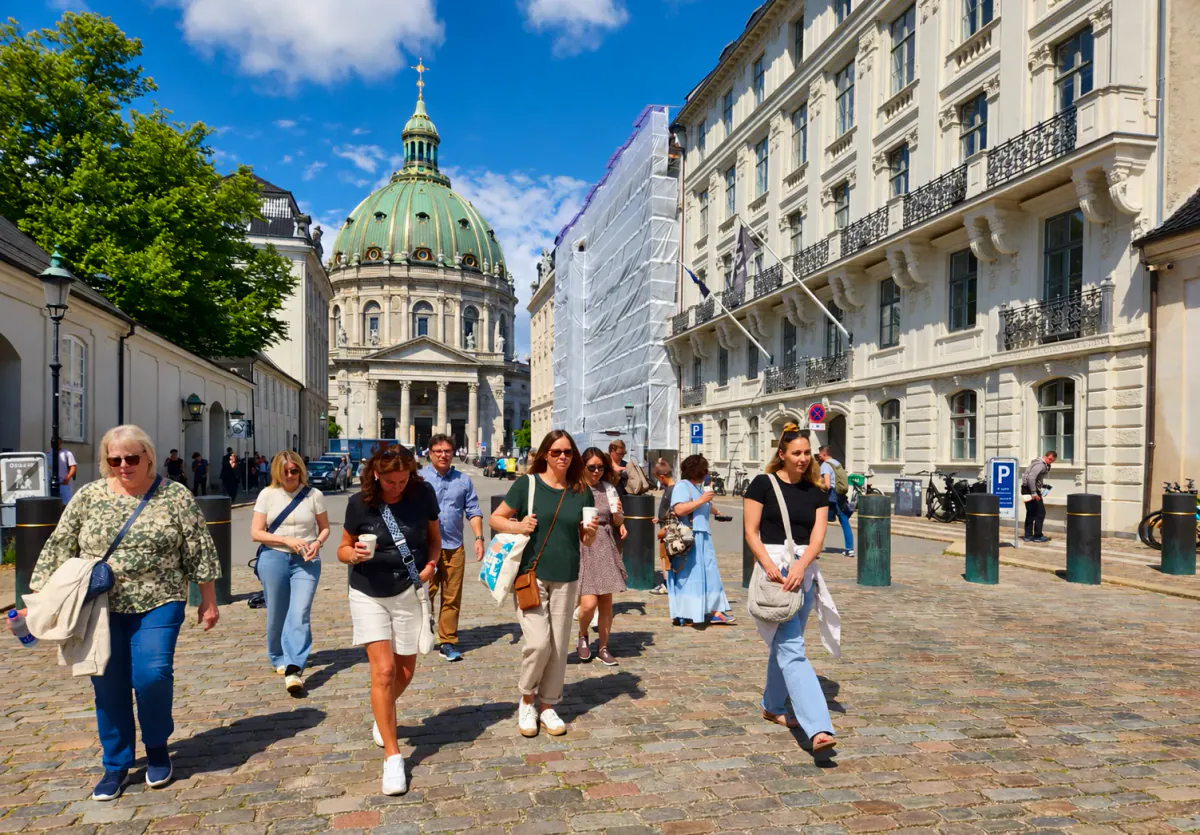 Guests walking through Frederiksstaden towards the Marble Church, next to Amalienborg